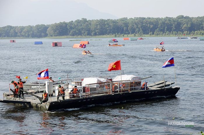 Phương tiện chuyên dụng tham gia cứu hộ vùng ngập lụt. Ảnh: Văn Giang