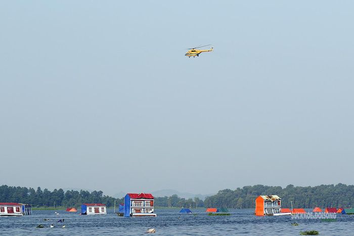 Trực thăng bay trên khu vực ngập lụt giả định. Ảnh: Văn Giang