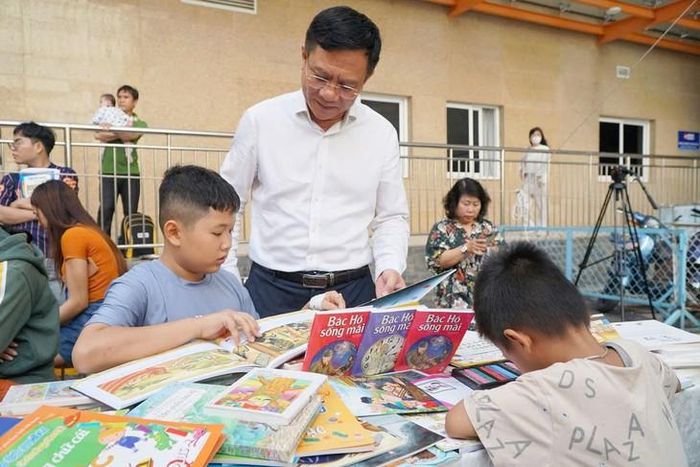 Ông Nguyễn Ngọc Hồi - Phó Giám đốc Sở Văn hóa và Thể thao TPHCM thăm hỏi bệnh nhi mê đọc sách. Ảnh: Tư liệu.