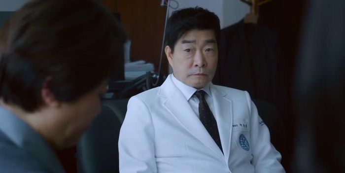 Bu Seung Kwon đáng ra đã là Giám đốc ở trụ sở chính, nhưng vì không biết luồn cúi mà ông bị đẩy về chi nhánh nhỏ.
