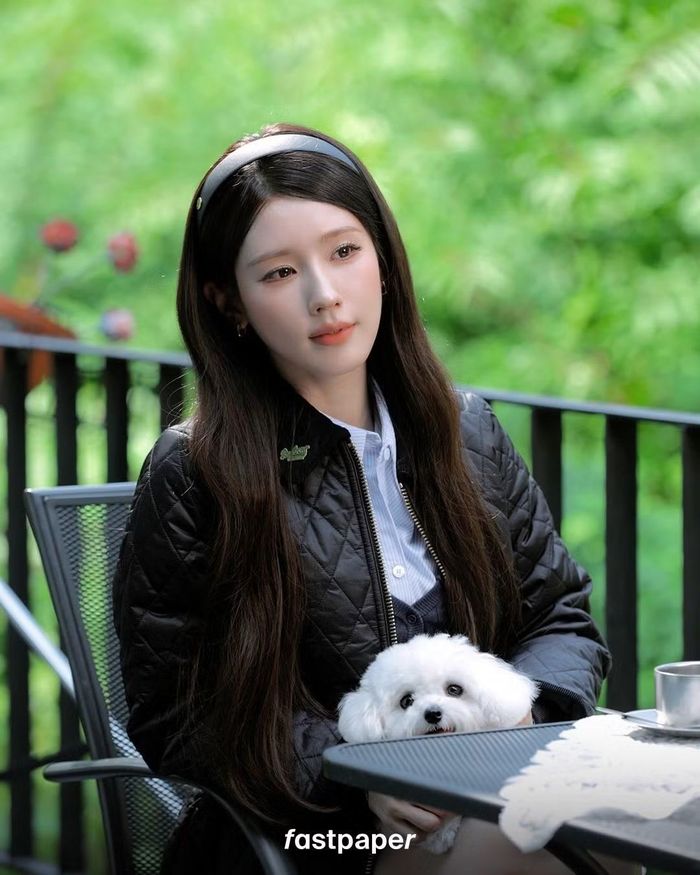  Miyeon chuyển hướng qua diễn xuất với những bước khởi đầu chậm rãi bằng nhân vật đơn giản trong các bộ web-drama. Vai chính trong ngoại truyện "Chị Đại Học Đường" sẽ là một dấu mốc lớn cho thấy khác biệt rõ hơn trong sự nghiệp diễn xuất của cô. 