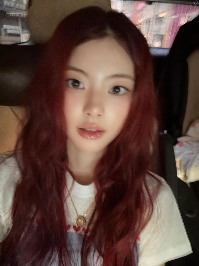 Hong Ye Ji từng tham gia Produce 48 nhưng bị loại sớm. Cô nổi bật hơn khi rẽ hướng qua diễn xuất, nhận được cúp "Diễn viên mới xuất sắc nhất" tại lễ trao giải KBS Drama Awards 2024.