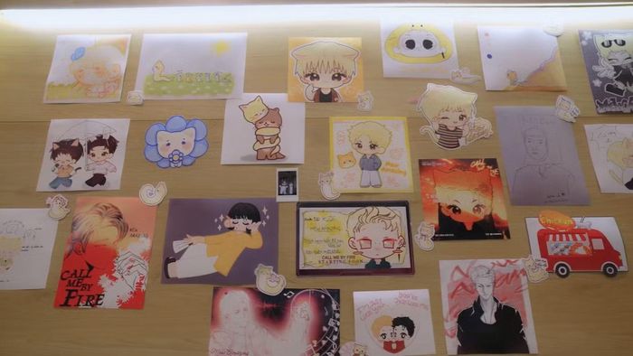  Mew Amazing bâng khuâng nhìn lại những bức vẽ được fan tặng. 