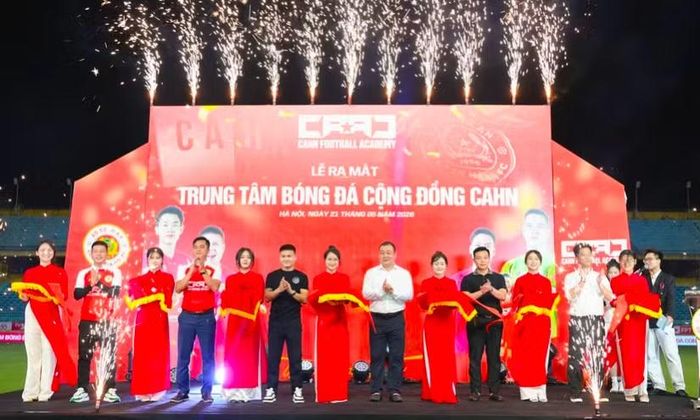CLB Công an Hà Nội ra mắt các tuyến trẻ (ảnh trên) và Trung tâm bóng đá cộng đồng