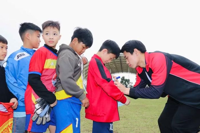 Tiền đạo Nguyễn Đình Bắc giao lưu, ký tặng và truyền cảm hứng cho các cầu thủ trẻ