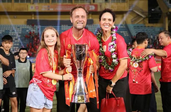 Huấn luyện viên Polking bên gia đình nhỏ, hạnh phúc trong ngày Công an Hà Nội FC đăng quang V-League 2025/2026