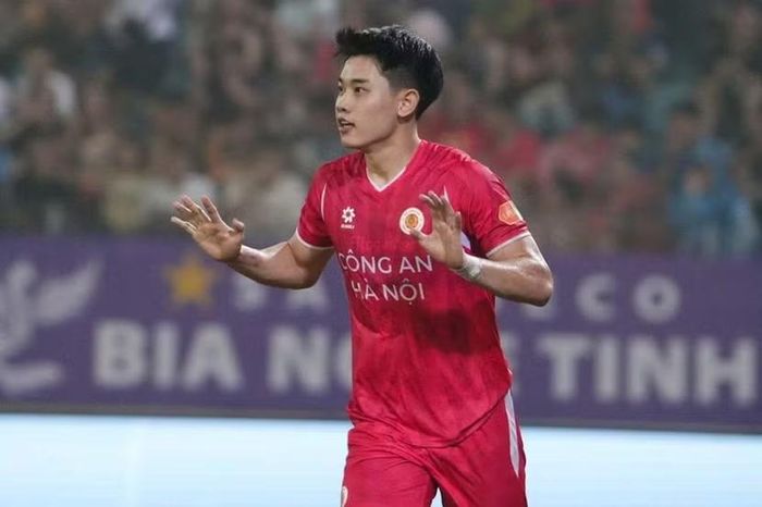 Đình Bắc càng chơi càng hay trong màu áo Công an Hà Nội