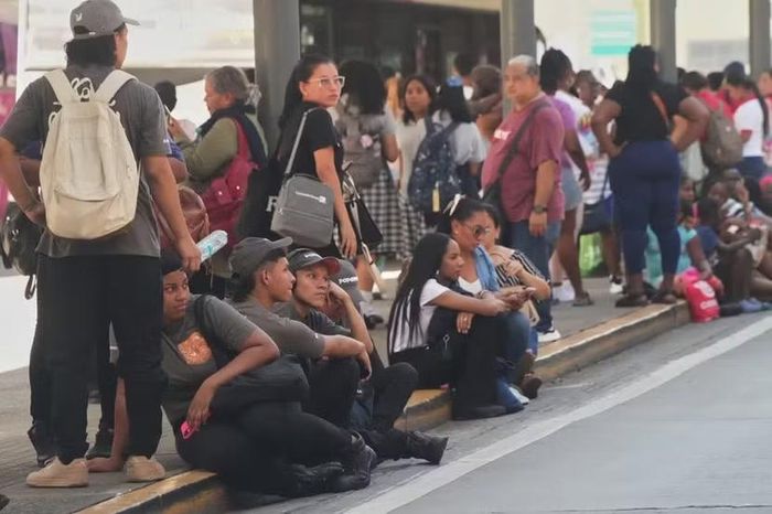 Người dân tập trung bên ngoài một trung tâm mua sắm ở Panama City sau trận động đất. Ảnh AP