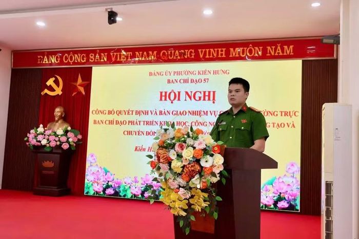 Trung tá Hán Minh Kiên, Bí thư Đảng uỷ, Trưởng Công an phường Kiến Hưng phát biểu tại hội nghị