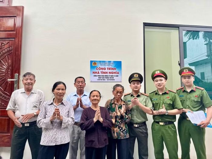 Công an xã Ứng Hòa (Hà Nội) chia vui cùng bà Hy và người thân bên ngôi nhà mới