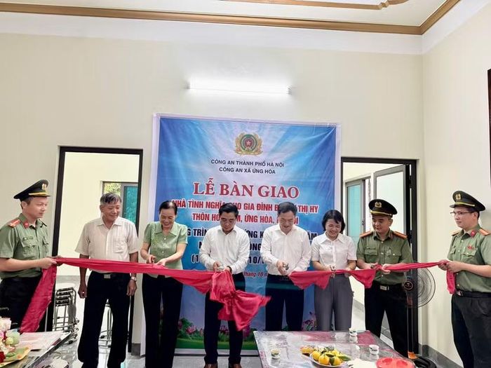 Cắt băng khánh thành bàn giao nhà tình nghĩa cho gia đình bà Dư Thị Hy tại thôn Hòa Lâm, xã Ứng Hòa, Hà Nội