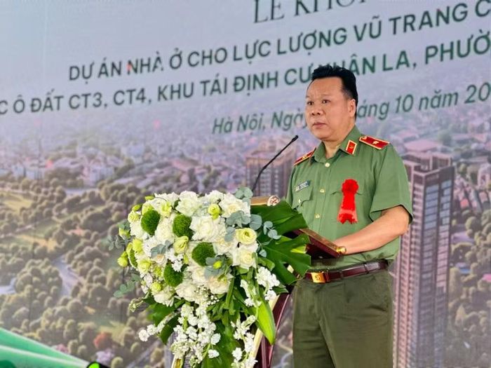 Thiếu tướng Hà Văn Tuyên, Cục trưởng Cục Quản lý xây dựng và doanh trại, Bộ Công an phát biểu tại buổi lễ