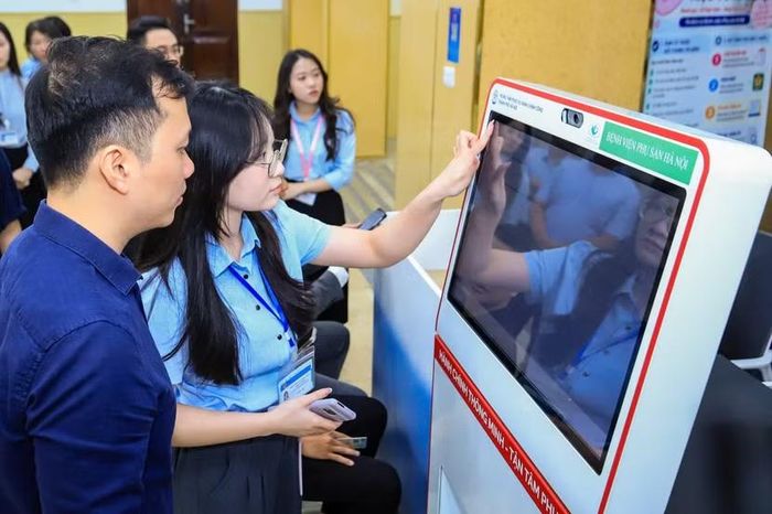 Quầy được bố trí tại sảnh A, tầng 1 của Bệnh viện, gần khu vực cấp Giấy chứng sinh