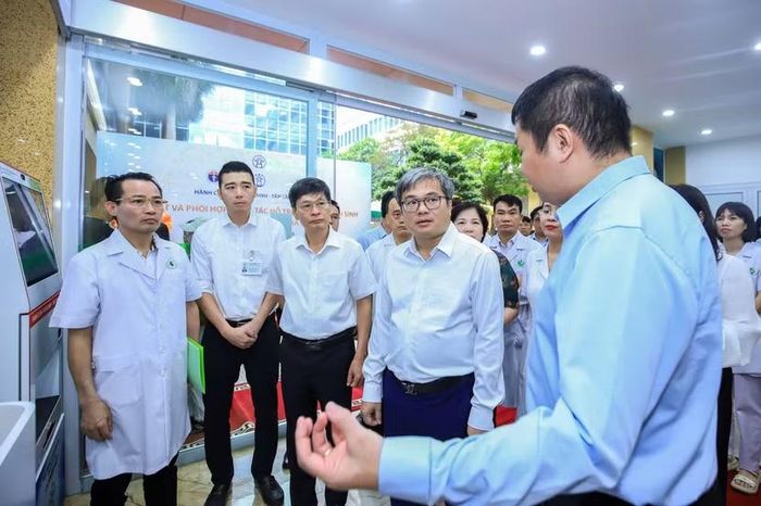 Phó Chủ tịch UBND TP Hà Nội Trương Việt Dũng và lãnh đạo các sở ban ngành tham quan quầy hỗ trợ đăng ký khai sinh tại Bệnh viện Phụ sản Hà Nội