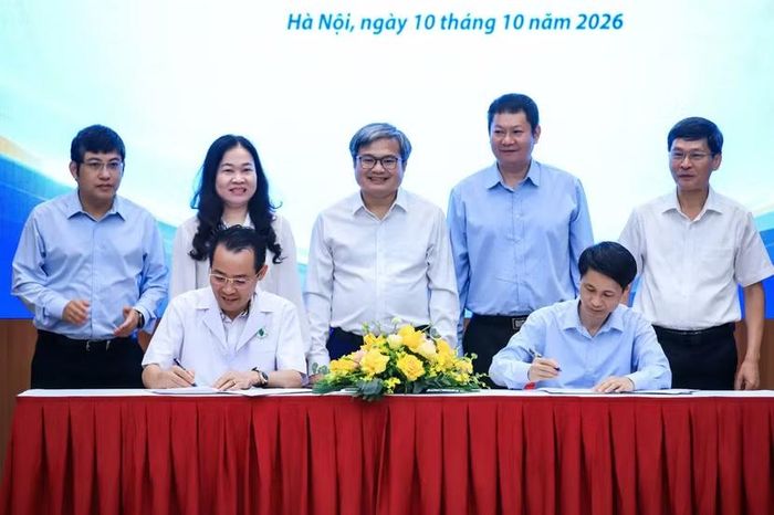 Đại diện Trung tâm Phục vụ hành chính công Thành phố và Giám đốc Bệnh viện Phụ sản Hà Nội Mai Trọng Hưng ký biên bản ghi nhớ phối hợp công tác