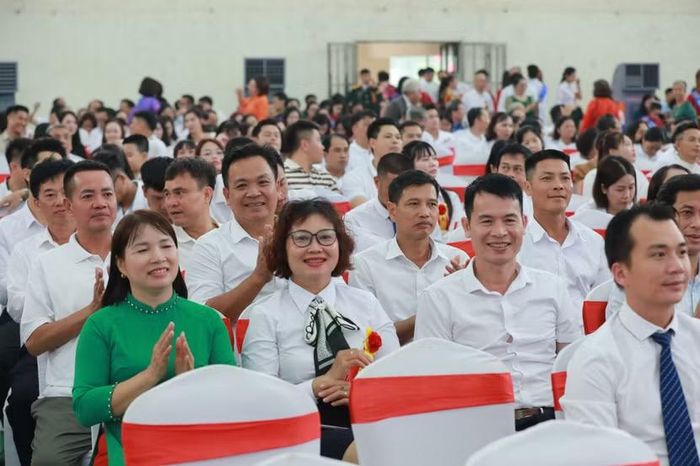 Các thế hệ học viên, sinh viên tề tựu đông đủ mừng kỷ niệm 65 năm thành lập Trường Đại học Sư phạm Thể dục Thể thao Hà Nội