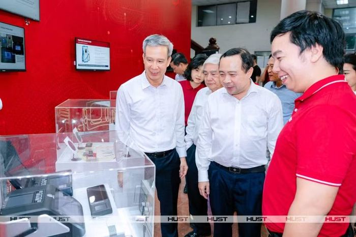 Đồng chí Vũ Hải Quân - Ủy viên Ban Chấp hành Trung ương Đảng, Bộ trưởng Bộ Khoa học và Công nghệ; GS Lê Anh Tuấn - Giám đốc Đại học Bách khoa Hà Nội cùng các đại biểu, lãnh đạo tham quan sản phẩm triễn lãm. Ảnh: Nhà trường cung cấp