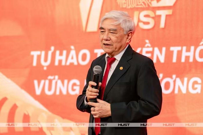 TS Nguyễn Quân chia sẻ. Ảnh: Nhà trường cung cấp