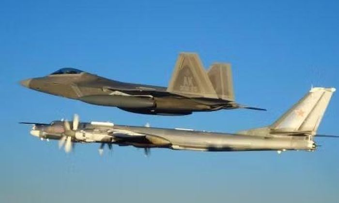Phòng thiết kế Tupolev vì thế lựa chọn một hướng đi khác. Thay vì sử dụng động cơ phản lực thuần túy, các kỹ sư Liên Xô phát triển oanh tạc cơ sử dụng động cơ tuốc bin cánh quạt Kuznetsov NK-12.