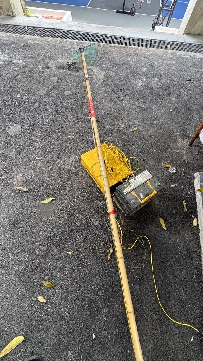 Lực lượng chức năng thu giữ tang vật.
