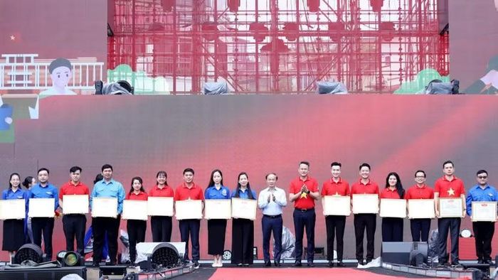 Phó Bí thư chuyên trách Đảng ủy Mặt trận Tổ quốc, các Đoàn thể Trung ương Phạm Tất Thắng và Bí thư Trung ương Đoàn, Chủ tịch Trung ương Hội Liên hiệp Thanh niên Việt Nam Nguyễn Kim Quy trao tặng Bằng khen cho 15 tỉnh, thành hội có thành tích xuất sắc nhất trong công tác tổ chức, triển khai Hành trình “Tôi yêu Tổ quốc tôi”. Ảnh: Phạm Mạnh