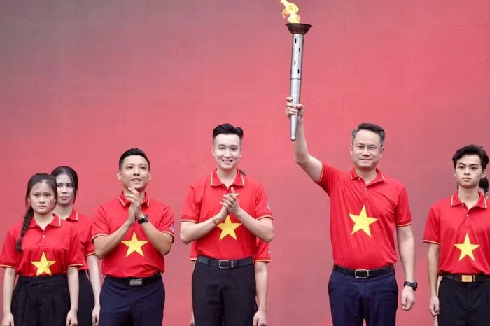 Bí thư Trung ương Đoàn, Chủ tịch Trung ương Hội LHTN Việt Nam Nguyễn Kim Quy tiếp nhận ngọn đuốc của chặng 7 Hành trình “Tôi yêu Tổ quốc tôi”. Ảnh: Phạm Mạnh