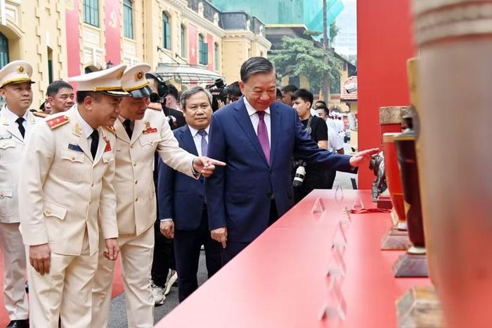 Đại tá Nguyễn Tiến Đạt, Phó Giám đốc CATP Hà Nội, Chủ tịch CLB Công an Hà Nội giới thiệu với Tổng Bí thư, Chủ tịch nước Tô Lâm những chiếc cúp đặc biệt, kỷ niệm chương đượm màu năm tháng của CLB Công an Hà Nội