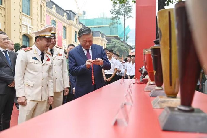 Tổng Bí thư, Chủ tịch nước Tô Lâm cầm trên tay những tấm huy chương đầu tiên của CLB Công an Hà Nội