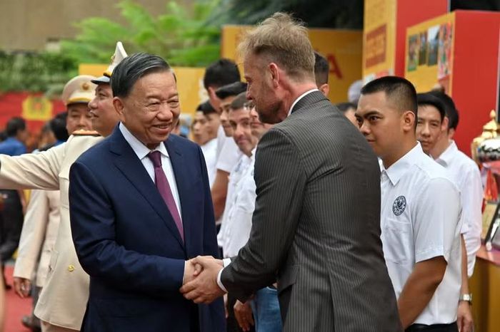 Tổng Bí thư, Chủ tịch nước Tô vui vẻ bắt tay chào hỏi Huấn luyện viên trưởng Alexandre Polking của CLB Công an Hà Nội hiện nay