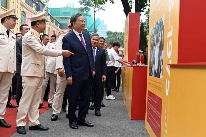 Tổng Bí thư, Chủ tịch nước Tô Lâm nán lại trước khu vực trưng bày pano ảnh tư liệu, lắng nghe câu chuyện về những ngày đầu gian khó của bóng đá Công an Hà Nội.