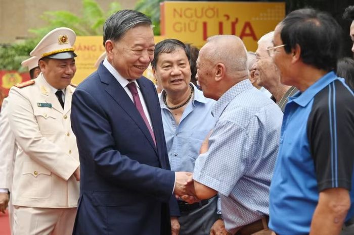 Bước khỏi không gian hiện vật, sự xúc động trào dâng trong khoảnh khắc Tổng Bí thư, Chủ tịch nước bắt tay tri ân các cựu danh thủ lão thành của CLB Công an Hà Nội