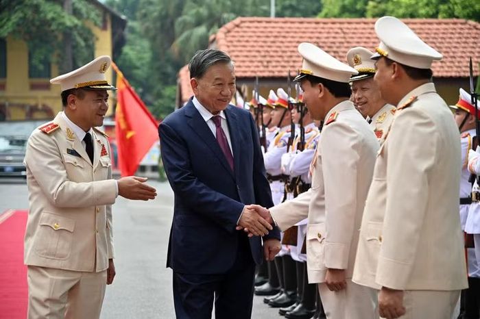 Những cái bắt tay, thăm hỏi ân cần của người đứng đầu Đảng, Nhà nước dành cho các đồng chí trong Ban giám đốc CATP