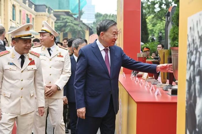 Tổng Bí thư, Chủ tịch nước Tô Lâm trực tiếp chạm tay vào kỷ vật, cảm nhận hơi ấm lịch sử được lưu giữ cẩn thận suốt nhiều thập niên.
