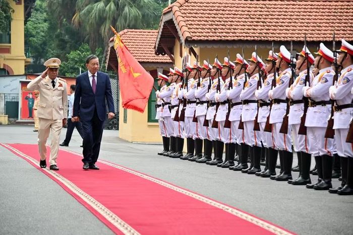 Tổng Bí thư, Chủ tịch nước Tô Lâm bước trên thảm đỏ, duyệt đội danh dự trong không khí trang nghiêm và tự hào.