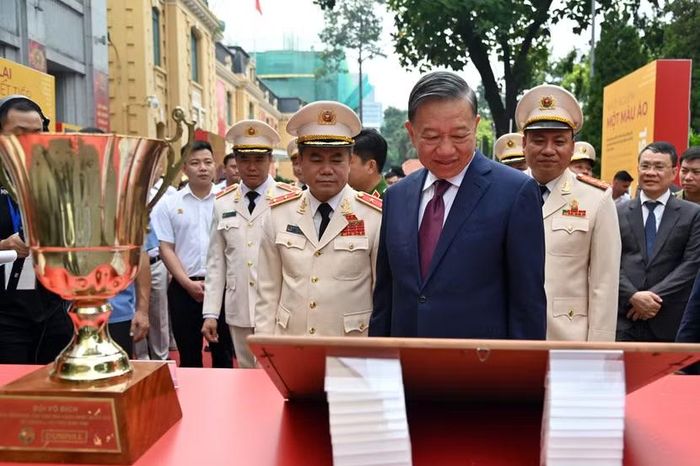 Tổng Bí thư, Chủ tịch nước xem lại chiếc Cúp vô địch quốc gia Dunhill danh giá – một trong những danh hiệu cao quý của CLB Công an Hà Nội