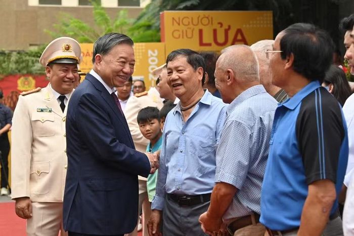 Những "người giữ lửa" năm xưa vinh dự đón nhận tình cảm ấm áp từ lãnh đạo Đảng, Nhà nước.