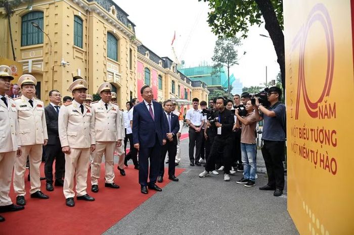  Tổng Bí thư, Chủ tịch nước Tô Lâm thăm quan ﻿khu vực triển lãm ngoài trời để nhìn lại chặng đường 7 thập kỷ vẻ vang của CLB Công an Hà Nội 