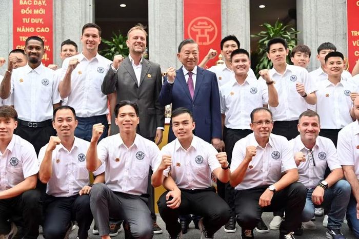"Quyết tâm!" – Cử chỉ nắm chặt tay của Tổng Bí thư, Chủ tịch nước cùng ban huấn luyện khơi dậy mạnh mẽ khát vọng chiến thắng.