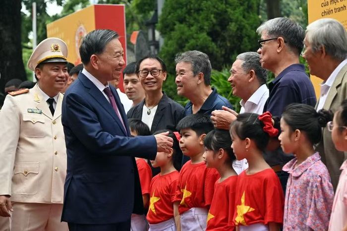 Tổng Bí thư, Chủ tịch nước Tô Lâm cũng nhắc nhớ lại những kỷ niệm Hàng Đẫy vang bóng một thời cùng thế hệ cầu thủ đã làm nên thương hiệu bóng đá ngành Công an.
