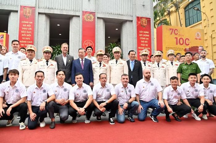 Tổng Bí thư, Chủ tịch nước Tô Lâm chụp ảnh lưu niệm cùng tập thể CLB Công an Hà