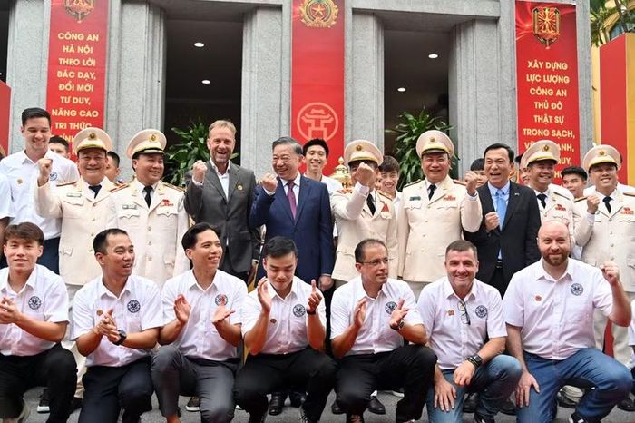 Bức ảnh tập thể với nắm đấm quyết tâm khép lại chuỗi hoạt động đầy ý nghĩa, mở ra chặng đường mới vững mạnh và vươn xa hơn nữa cho Công an Hà Nội FC.