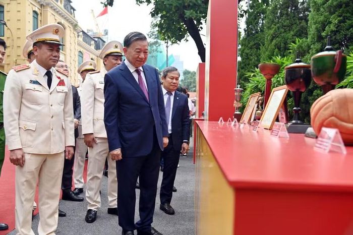 Tổng Bí thư, Chủ tịch nước Tô Lâm tham quan những kỷ vật vô giá, tái hiện bề dày lịch sử và thành tích đáng tự hào của Câu lạc bộ Công an Hà Nội