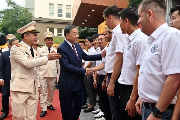 Người đứng đầu Đảng, Nhà nước gửi lời động viên tới ban huấn luyện và các ngoại binh đang cống hiến cho Câu lạc bộ.