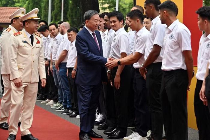 Lời dặn dò chân tình được trao gửi tới từng cầu thủ. Thế hệ hôm nay gánh trên vai trọng trách viết tiếp bản anh hùng ca 70 năm của đội bóng.