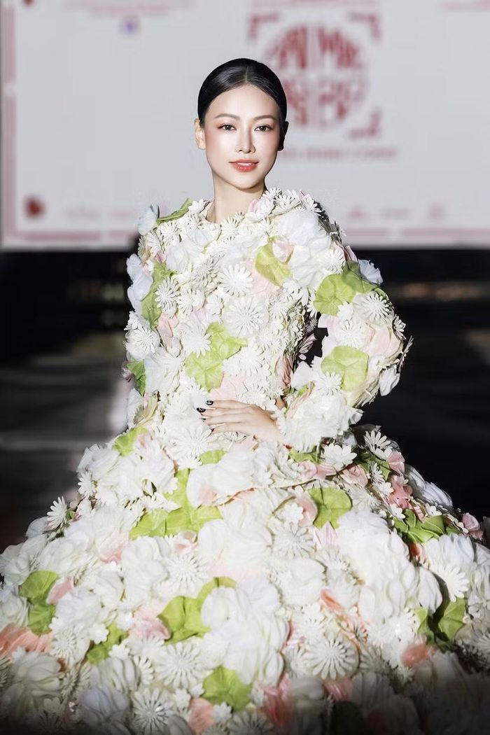 Nguyễn Minh Công tạo nên điểm nhấn giàu tính thị giác, đồng thời gợi mở mối liên hệ giữa thời trang và những giá trị văn hóa bản địa