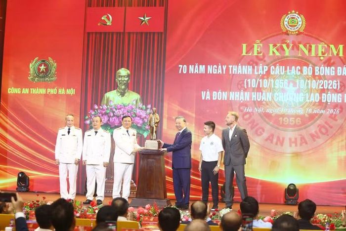  Tổng Bí thư, Chủ tịch nước Tô Lâm tặng quà Câu lạc bộ Công an Hà Nội 