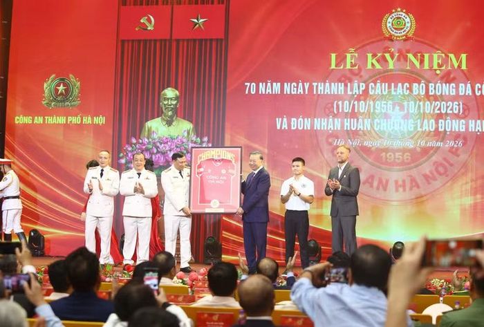Câu lạc bộ Công an Hà Nội tặng Tổng Bí thư, Chủ tịch nước Tô Lâm chiếc áo thi đấu truyền thống của đội bóng