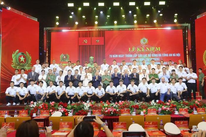 Các đại biểu chụp ảnh lưu niệm