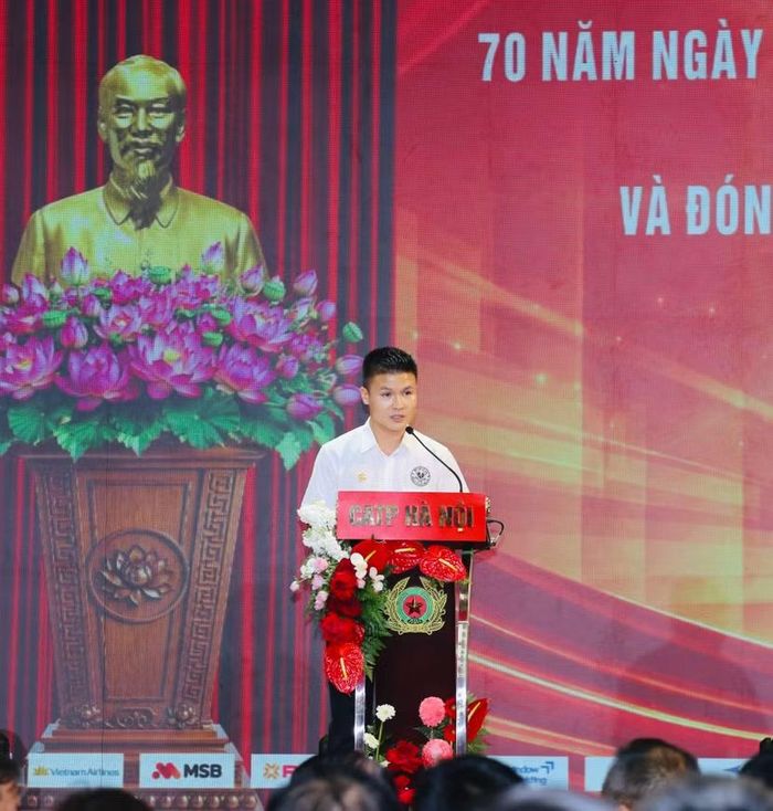 Đội trưởng CLB Công an Hà Nội Nguyễn Quang Hải phát biểu tại buổi lễ