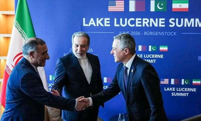 Ngày 8/10, ông Trump tuyên bố Mỹ sẽ không tấn công Iran trước cuộc bầu cử giữa kỳ vào tháng 11, đồng thời mô tả các cuộc thảo luận giữa hai bên là "mang tính xây dựng". Tuy nhiên, ông khẳng định sức ép kinh tế và lệnh phong tỏa cảng biển Iran vẫn được duy trì.